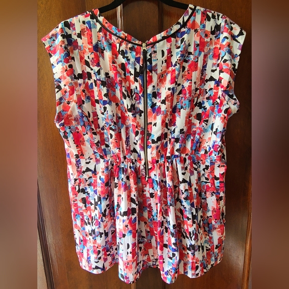 Floral maternity blouse with back zipper and cap sleeves, size large - Picture 4 of 7